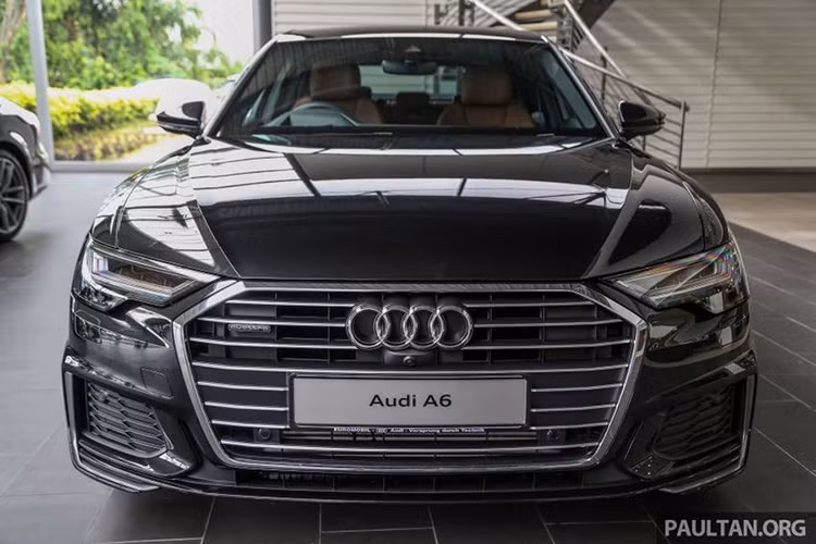 Bước sang thế hệ hoàn toàn mới, Audi A6 2020 mới đã được đổi mới thiết kế sở hữu ngoại thất mang hơi hướng của mẫu sedan Audi A8 đầu bảng, phần đầu xe được trang bị cụm lưới tản nhiệt khung đơn “Singleframe” trông bề thế và sang trọng hơn.