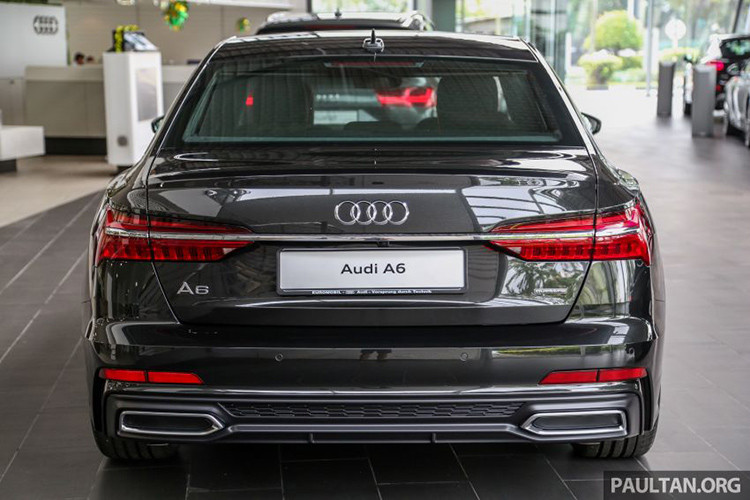 Cụm đèn hậu full-LED được nối liền với nhau bằng một thanh mạ chrome sáng bóng sang trọng, thanh nẹp chrome bên dưới nắp cốp ở thế hệ cũ bị loại bỏ. Ốp cản sau đi cùng với miệng ống xả kép tạo nên sự cân đối và bề thế cho chiếc sedan hạng sang đến từ Đức.