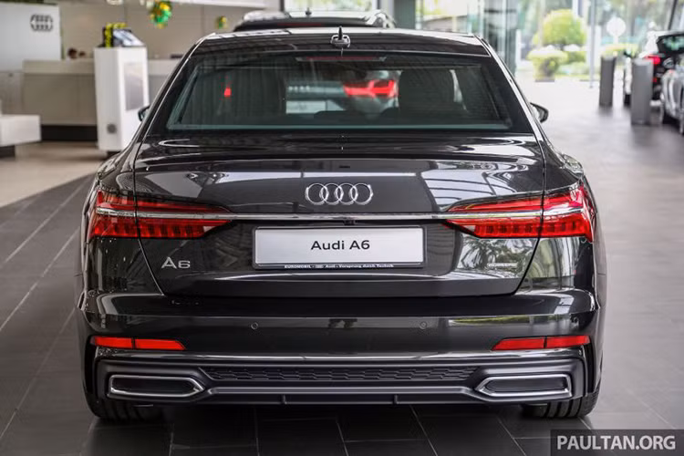 Cụm đèn hậu full-LED được nối liền với nhau bằng một thanh mạ chrome sáng bóng sang trọng, thanh nẹp chrome bên dưới nắp cốp ở thế hệ cũ bị loại bỏ. Ốp cản sau đi cùng với miệng ống xả kép tạo nên sự cân đối và bề thế cho chiếc sedan hạng sang đến từ Đức.