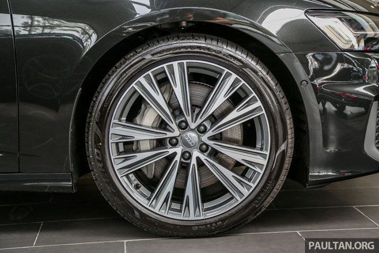 Khi được trang bị gói nâng cấp ngoại thất S Line, phần đầu của A6 sẽ trở nên mạnh mẽ hơn nhờ các khe hút gió thể thao mới, cản trước và cản sau đều được tinh chỉnh. Theo tiêu chuẩn, A6 mới được trang bị các bánh xe hợp kim 20 inch bọc gọn trong lốp 255/40.