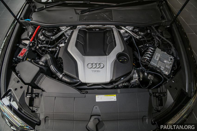 Phiên bản Audi A6 này sử dụng động cơ xăng V6 3.0L tăng áp kết hợp với công nghệ mild hybrid sử dụng máy phát điện xoay chiều kim bộ khởi động BAS (Belt Alternator Starter) và cụm pin lithium-ion 48V (lắp ở vị trí trên trục sau). Với hệ thống này xe có thể chạy chế độ hoàn toàn bằng điện ở tốc độ 55 - 160 km/h, khi xe phanh hệ thống BAS sẽ thu hồi động năng và sạc (12 kW) vào cụm pin lithium-ion 48V.