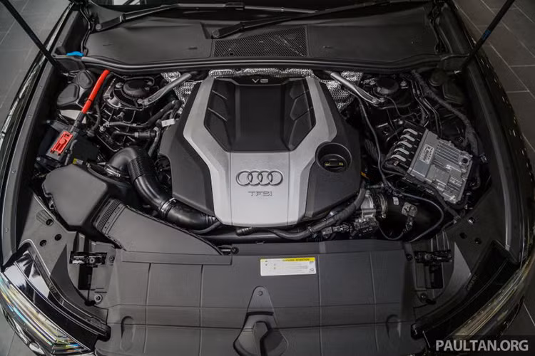 Phiên bản Audi A6 này sử dụng động cơ xăng V6 3.0L tăng áp kết hợp với công nghệ mild hybrid sử dụng máy phát điện xoay chiều kim bộ khởi động BAS (Belt Alternator Starter) và cụm pin lithium-ion 48V (lắp ở vị trí trên trục sau). Với hệ thống này xe có thể chạy chế độ hoàn toàn bằng điện ở tốc độ 55 - 160 km/h, khi xe phanh hệ thống BAS sẽ thu hồi động năng và sạc (12 kW) vào cụm pin lithium-ion 48V.