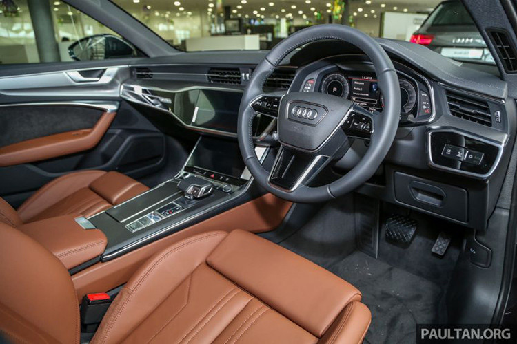 Audi A6 2020 sở hữu nội thất mang nhiều nét tương đồng với người anh em A7 Sportback thế hệ mới (đối thủ của Mercedes-Benz CLS), nguyên mẫu A6 mới tại Malaysia sở hữu nội thất bọc da nâu tương phản với các chi tiết trang trí màu đen ở nội thất.