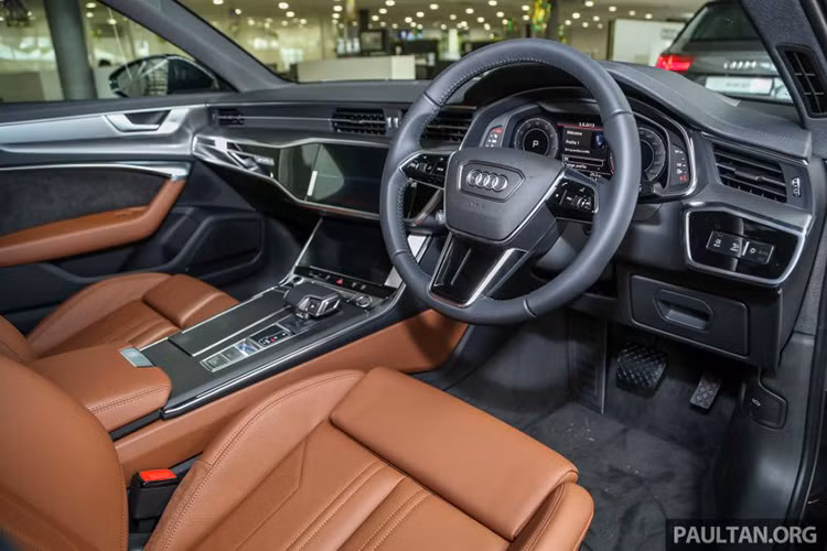 Audi A6 2020 sở hữu nội thất mang nhiều nét tương đồng với người anh em A7 Sportback thế hệ mới (đối thủ của Mercedes-Benz CLS), nguyên mẫu A6 mới tại Malaysia sở hữu nội thất bọc da nâu tương phản với các chi tiết trang trí màu đen ở nội thất.