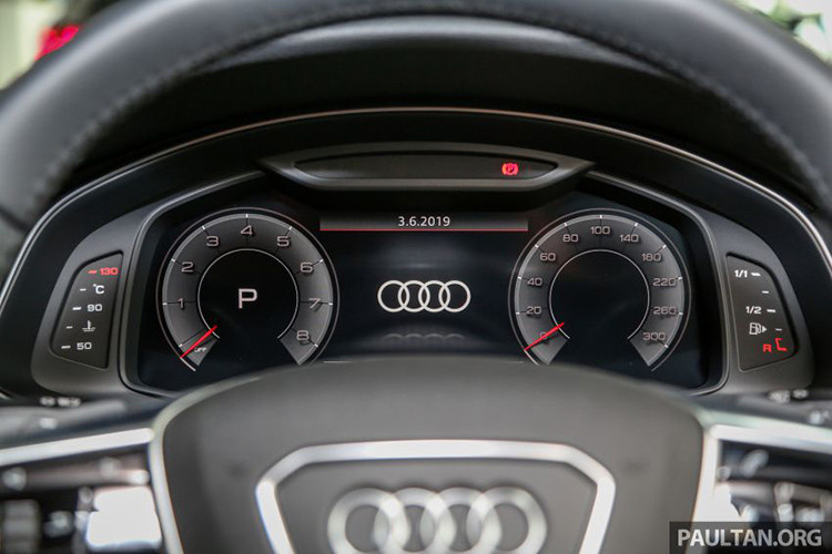 A6 thế hệ mới có buồng lái kỹ thuật số với màn hình 12,3 inch và màn hình hiển thị trên kính lái HUD, bên cạnh đó người dùng có thể tùy chọn màn hình cảm ứng trung tâm 10,1 inch thay vì 8,6 inch tiêu chuẩn. Ngoài ra, xe còn được lắp đặt hệ thống âm thanh Bang &amp; Olufsen cao cấp.