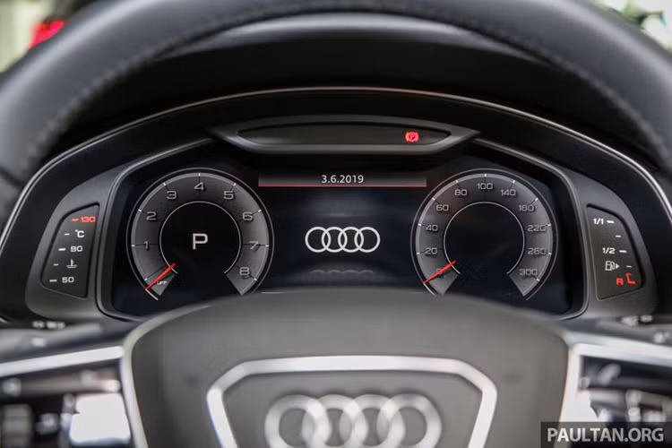 A6 thế hệ mới có buồng lái kỹ thuật số với màn hình 12,3 inch và màn hình hiển thị trên kính lái HUD, bên cạnh đó người dùng có thể tùy chọn màn hình cảm ứng trung tâm 10,1 inch thay vì 8,6 inch tiêu chuẩn. Ngoài ra, xe còn được lắp đặt hệ thống âm thanh Bang &amp; Olufsen cao cấp.