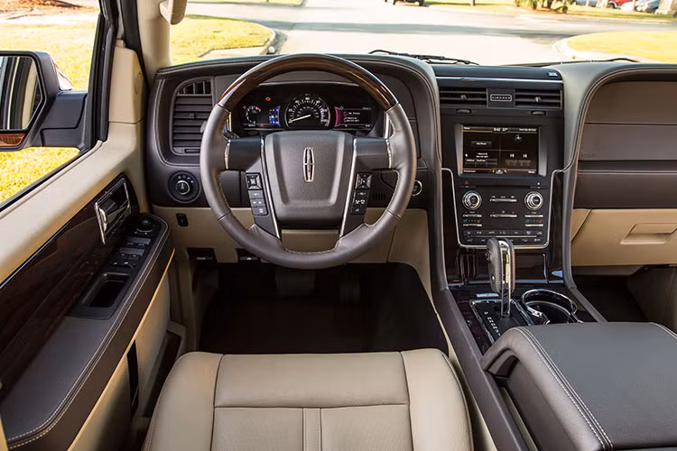 Bên trong Lincoln Navigator 2015 là không gian nội thất rộng rãi với 3 hàng ghế, đủ chỗ cho 8 người ngồi. Khoang hành lý của Lincoln Navigator 2015 có thể tích 161 lít nếu ghế không gập xuống. Khi cả 2 hàng ghế sau được gập xuống, khoang hành lý sẽ có thể tích 485 lít.