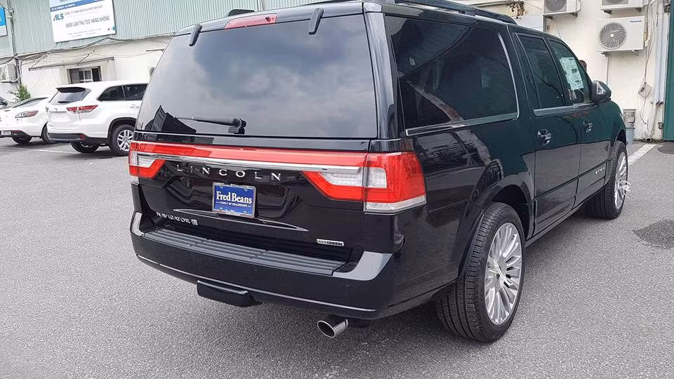 Chiếc Lincoln Navigator 2015 mới về Việt Nam thuộc bản L nên sở hữu chiều dài tổng thể 5.646 mm, chiều dài cơ sở 3.327 mm, chiều cao 1.981 mm và chiều rộng 2.001 mm. Ngoài ra, xe còn có trọng lượng 2.750 kg và bình xăng có dung tích 127 lít.