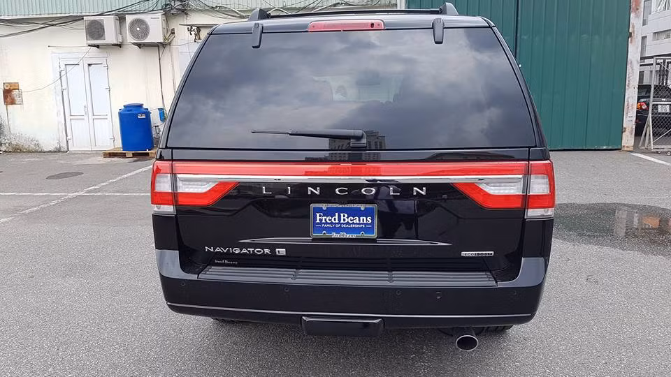 Về thiết kế, Lincoln Navigator 2015 gây ấn tượng với lưới tản nhiệt chia đôi. Ở giữa hai lưới tản nhiệt là logo quen thuộc của hãng Lincoln. Đằng sau xe là phần đuôi đồ sộ và vuông vức. Nối giữa hai đèn hậu là một dải đèn và thanh mạ crôm khiến đuôi xe trông càng rộng hơn.