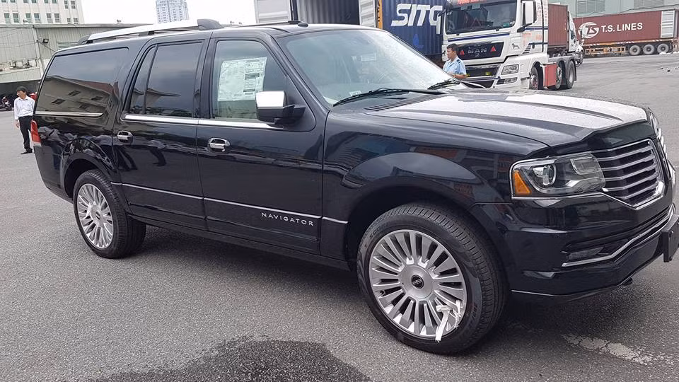 Navigator là "quân át chủ bài" mà hãng Lincoln sử dụng để đặt cược vào phân khúc SUV hạng sang cỡ lớn. Đây vốn là phân khúc có rất nhiều đối thủ đáng gờm như Cadillac Escalade, Mercedes-Benz GL-Class, Audi Q7, Lexus LX570 và Range Rover.