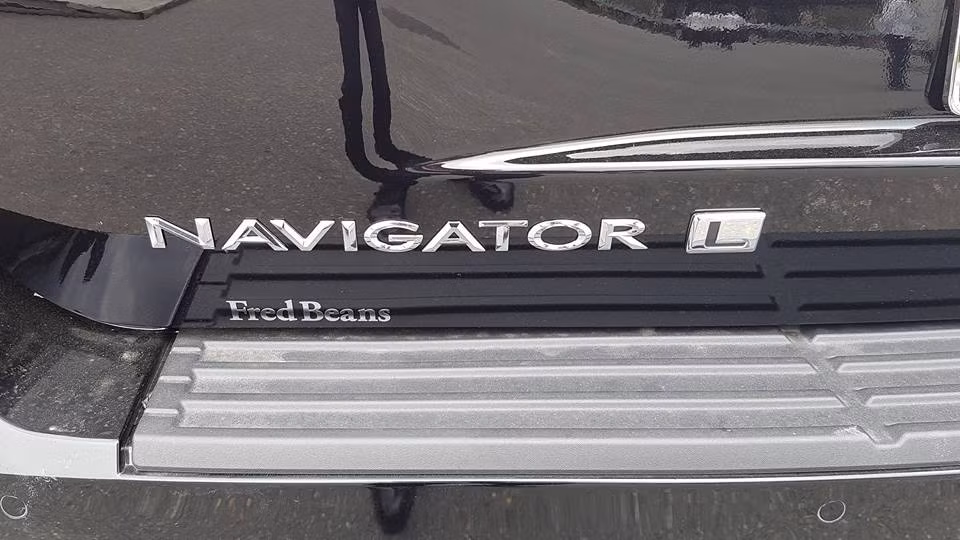 Vì có kích thước lớn nên siêu SUV Lincoln Navigator 2015 đi kèm khá nhiều hệ thống hỗ trợ trong quá trình lái và đỗ xe như tay lái trợ lực điện và hàng loạt cảm biến khác nhau. Trong đó, có cả cảm biến tự động điều chỉnh hệ thống treo.