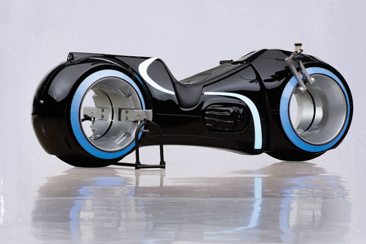 Động cơ của mẫu siêu môtô Tron Light Cycle là khối mô tơ 96 V, được cung cấp bởi khối pin Lithium. Hệ thống treo của xe được thiết kế đặc biệt, có thể sánh ngang với các sản phẩm phuộc trước cao cấp.