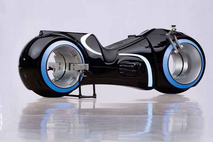 Động cơ của mẫu siêu môtô Tron Light Cycle là khối mô tơ 96 V, được cung cấp bởi khối pin Lithium. Hệ thống treo của xe được thiết kế đặc biệt, có thể sánh ngang với các sản phẩm phuộc trước cao cấp.