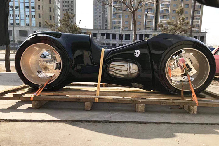 Mẫu xe Tron Light Cycle lần đầu tiên xuất hiện trong bộ phim Tron Legacy năm 1982 và sau đó đã được nâng cấp cho phần tiếp theo của phim này trong năm 2010. Mặc dù chiếc xe không thể di chuyển nhanh như trong phim nhưng gần như thiết kế ngoài đời của nó là giống hệt với nhau.