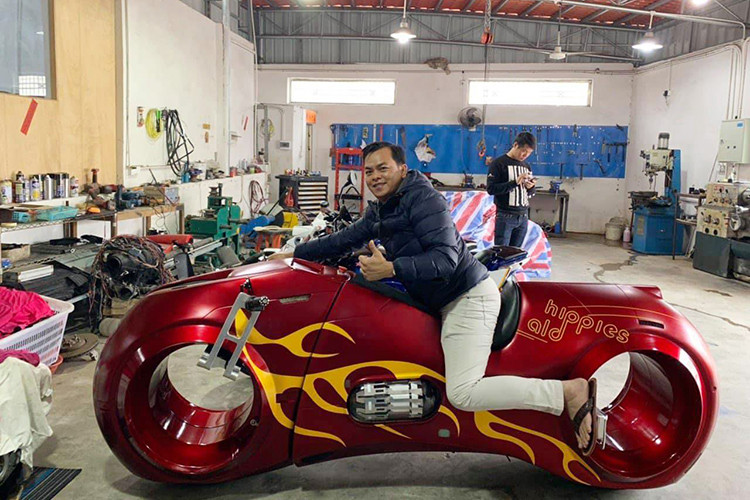 Những hình ảnh mới nhất cho thấy, vị đại gia nổi tiếng với danh hiệu đeo nhiều vàng nhất Việt Nam đã có những trải nghiệm trên siêu môtô Tron Light Cycle cùng những người bạn của mình. Chiếc xe được cho biết đã được đặt hàng ở nước ngoài và đang trên đường về Việt Nam.