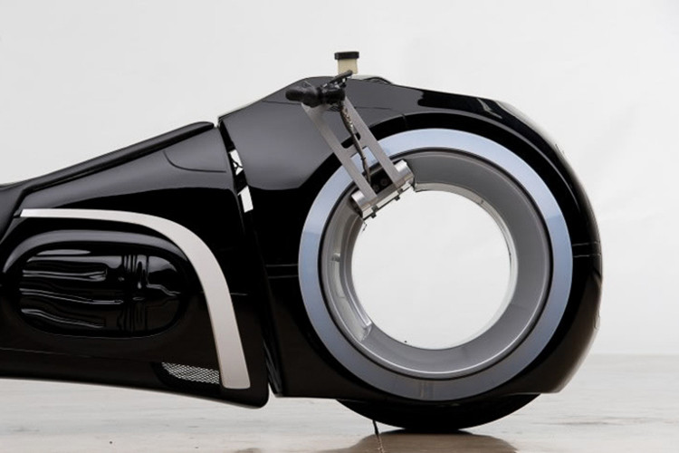 Thiết kế chiếc xe khác hoàn toàn so với những mẫu mô tô thường thấy. Bánh xe liền khối với thân. Phần đuôi xe được thiết kế bao gần trọn bánh sau, cũng vì vậy xe cũng chỉ hoạt động trên mặt đường đẹp.