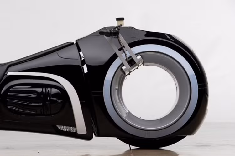 Thiết kế chiếc xe khác hoàn toàn so với những mẫu mô tô thường thấy. Bánh xe liền khối với thân. Phần đuôi xe được thiết kế bao gần trọn bánh sau, cũng vì vậy xe cũng chỉ hoạt động trên mặt đường đẹp.