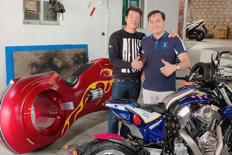 Chiếc môtô điện Tron Light Cycle đã được sơn màu đỏ toàn thân kết hợp tem lửa được cho là được đại gia đeo vàng - Phúc XO mang về Việt Nam.