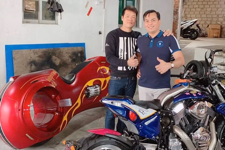 Chiếc môtô điện Tron Light Cycle đã được sơn màu đỏ toàn thân kết hợp tem lửa được cho là được đại gia đeo vàng - Phúc XO mang về Việt Nam.