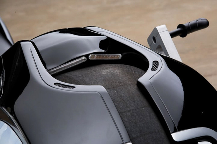 Phuộc trước và sau của xe hoàn toàn có thể điều chỉnh được độ cứng mềm tùy theo địa hình. Một máy tính điều khiển, phục hồi và nén giảm xóc với hệ thống treo lò xo phía trước và hệ thống treo phía sau.