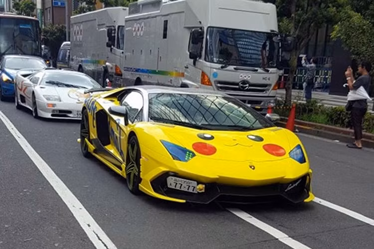 Tại Nhật Bản, một chiếc siêu xe Lamborghini màu vàng dữ dằn bỗng chốc biến thành Lamborghini Aventador rồng Pikachu dễ thương sau khi được chủ nhân dán lên hoạ tiết mặt con vật này. Hơn thế nữa, chiếc xe này còn được 'chế' riêng bộ bodylip theo phong cách Pikachu để gắn lên thân xe.