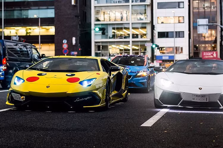 Nội thất của siêu xe thể thao này với ghế ngồi và vô-lăng bọc da cao cấp đi kèm là các đường chỉ khâu màu xanh tương phản, màn hình điều khiển LCD hiện đại, các nút bấm kích thước lớn giúp người dùng dễ thao tác. Phần công tắc đề máy có nắp đậy màu đỏ, cùng với đó là 3 tùy chọn chế độ lái gồm; Sport, Strada và Corsa.