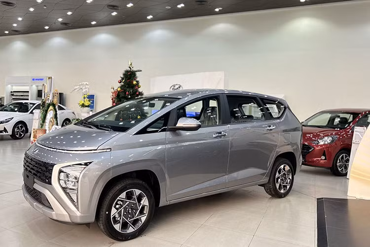 Loat xe MPV gia dinh dang giam gia ca tram trieu tai Viet Nam-Hinh-2