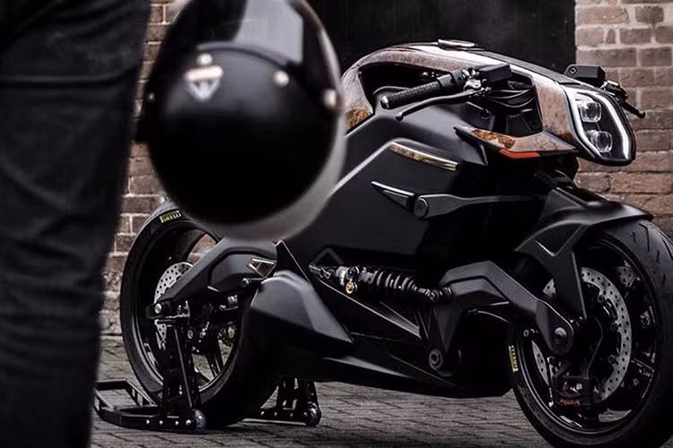 Xe sử dụng hệ thống lái kiểu Hub Center Steering (HCS) làm bằng carbon kết hợp giảm xóc mono Ohlins ILX36. Phía sau xe cũng có gắp làm bằng carbon, giảm xóc đơn Ohlins TTX36. Hệ thống phanh Brembo Stylema.