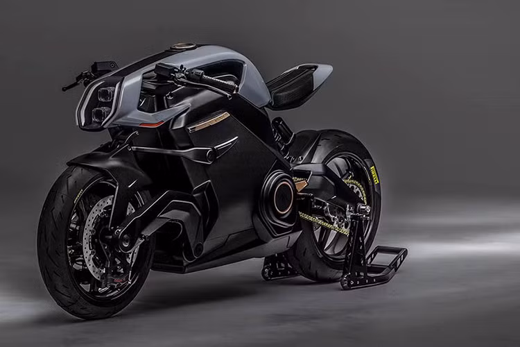 Xe được thiết kế với loại áo thông minh có khả năng cảnh báo va chạm với giao diện người và máy (HMI), kết hợp cùng mũ bảo hiểm ứng dụng công nghệ hiển thị HUD. Ngoài ra, mỗi chủ nhân còn có thể tùy biến cá nhân hóa để làm chiếc xe trở nên độc đáo theo cách riêng mình.