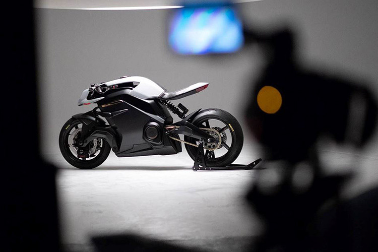 Vector được chế tạo thủ công, có cấu trúc carbon-composite cực nhẹ, kết hợp cùng khối pin được tinh chỉnh giúp giảm trọng lượng và tổng thể xe chỉ nặng 220kg. Độ cao yên xe 840mm và trục cơ sở 1.450mm.