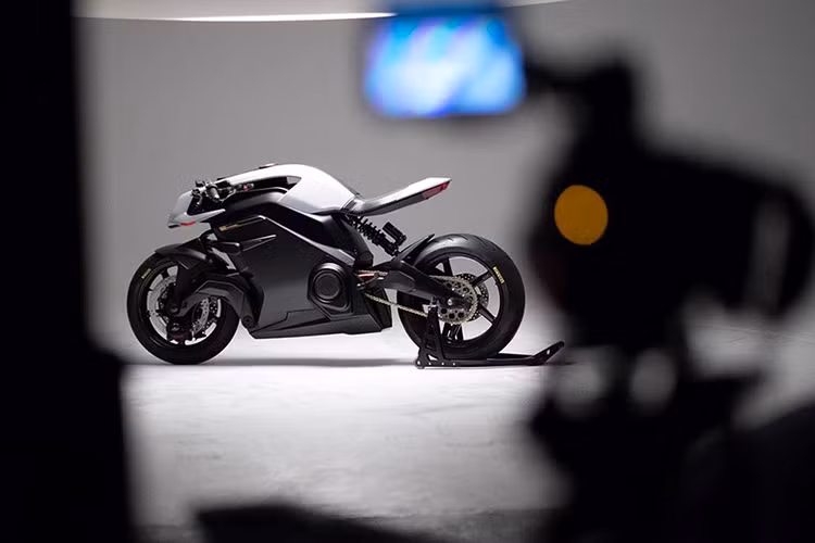 Vector được chế tạo thủ công, có cấu trúc carbon-composite cực nhẹ, kết hợp cùng khối pin được tinh chỉnh giúp giảm trọng lượng và tổng thể xe chỉ nặng 220kg. Độ cao yên xe 840mm và trục cơ sở 1.450mm.