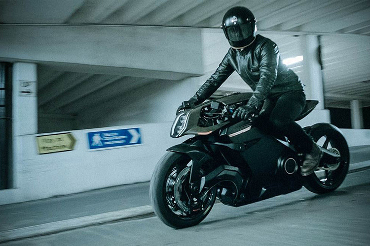 Mỗi lần sạc siêu môtô điện Arc Vector chỉ mất 40 phút nhưng cho quãng đường di chuyển lên đến 436km ( theo tiêu chuẩn EU Reg.134/2014) mà nhà sản xuất công bố. Các hệ thống hỗ trợ gồm có ABS, kiểm soát độ bám Traction Control. Ngoài ra, xe có đến 6 chế độ lái khác nhau gồm: Road, Rain, Sport, Track, Eco và Euphoric.