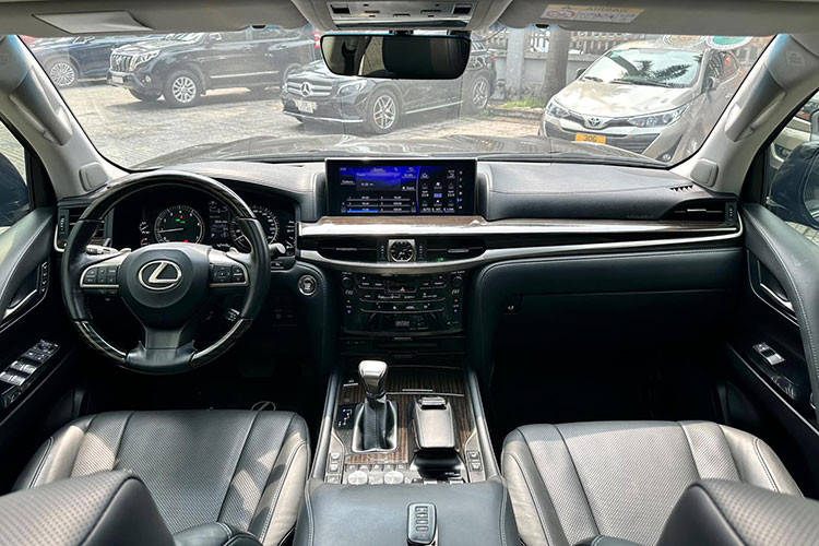 Nội thất chiếc xe này sử dụng vật liệu da cao cấp và sợi carbon. Ghế ngồi bọc da, chỉnh điện toàn bộ có nhớ vị trí, lưng ghế thêu họa tiết đẹp mắt. Vô-lăng thiết kế mới, bọc da kết hợp sợi carbon kèm lẫy chuyển số và loạt phím bấm chức năng. Đồng hồ hiển thị sau vô-lăng dạng kỹ thuật số với màn hình sắc nét kết hợp với đồng hồ nhỏ dạng analog truyền thống.