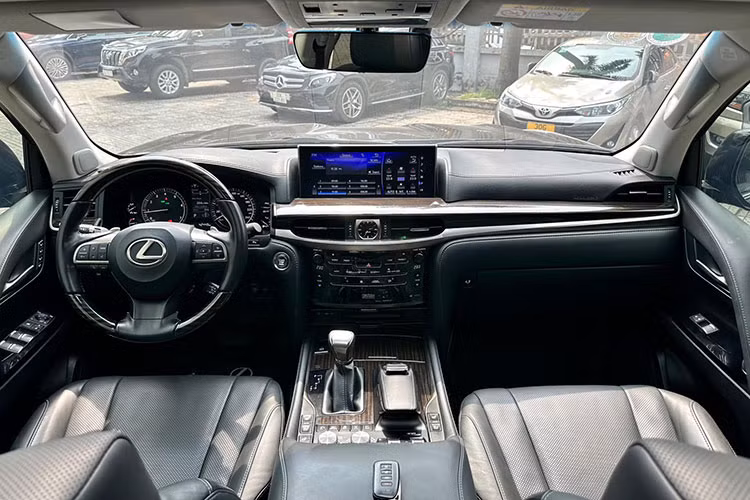 Nội thất chiếc xe này sử dụng vật liệu da cao cấp và sợi carbon. Ghế ngồi bọc da, chỉnh điện toàn bộ có nhớ vị trí, lưng ghế thêu họa tiết đẹp mắt. Vô-lăng thiết kế mới, bọc da kết hợp sợi carbon kèm lẫy chuyển số và loạt phím bấm chức năng. Đồng hồ hiển thị sau vô-lăng dạng kỹ thuật số với màn hình sắc nét kết hợp với đồng hồ nhỏ dạng analog truyền thống.