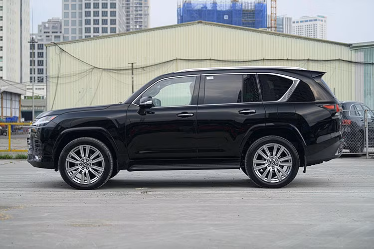 Thiết kế ngoại hình của dòng xe Lexus LX600 thế hệ thứ 4 được nhận xét gọn gàng, chiều dài cơ sở xe giữ nguyên 2.850 mm, không thay đổi từ phiên bản 1995 đến nay, nhưng Lexus LX600 nhẹ hơn bản trước 200 kg nhờ khung gầm mới và cửa nhôm.