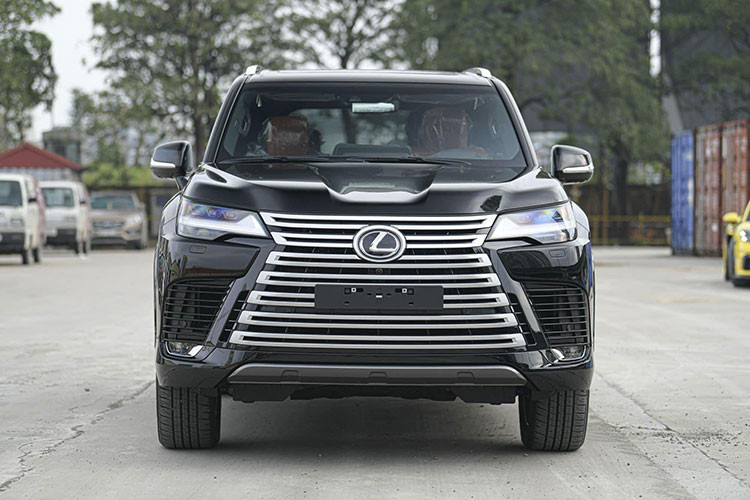 Phần đầu xe SUV hạng sang Lexus LX600 mới vẫn sử dụng lưới tản nhiệt hình con suốt cỡ lớn trên đầu xe nhưng cách bố trí nan kép nằm ngang rất ấn tượng. Xe sở hữu đèn pha và đèn hậu LED cá tính cùng với đó là thiết kế đậm chất các dòng xe Lexus LX.