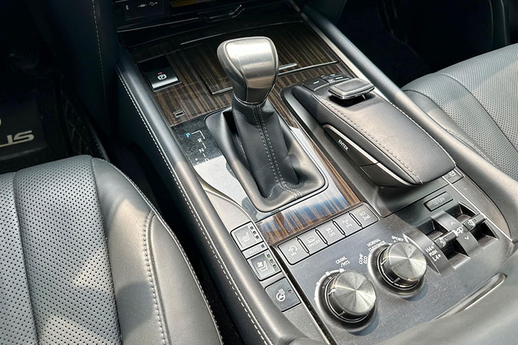 SUV Lexus LX600 2023 của Shark Lê Hùng Anh mới nhận bàn giao sẽ được trang bị khối động cơ xăng V6, tăng áp kép, dung tích 3.5 lít, sản sinh ra công suất tối đa 409 mã lực và mô-men xoắn cực đại 650 Nm. Trái tim này sẽ kết hợp với hộp số tự động 10 cấp cùng các chế độ lái là Normal, ECO, Comfort, Sport S, Sport S+ và Customize.