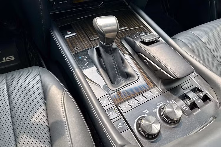 SUV Lexus LX600 2023 của Shark Lê Hùng Anh mới nhận bàn giao sẽ được trang bị khối động cơ xăng V6, tăng áp kép, dung tích 3.5 lít, sản sinh ra công suất tối đa 409 mã lực và mô-men xoắn cực đại 650 Nm. Trái tim này sẽ kết hợp với hộp số tự động 10 cấp cùng các chế độ lái là Normal, ECO, Comfort, Sport S, Sport S+ và Customize.