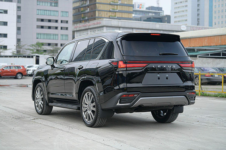 Các trang bị gồm một loạt các tính năng như cảnh báo tiền va chạm với cảnh báo va chạm phía trước, phanh khẩn cấp tự động có khả năng phát hiện người đi bộ và xe đạp, kiểm soát hành trình thích ứng, hỗ trợ giữ làn đường, cảnh báo lệch làn đường kèm hỗ trợ đánh lái...