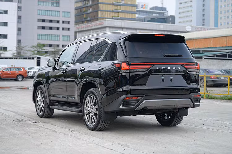 Các trang bị gồm một loạt các tính năng như cảnh báo tiền va chạm với cảnh báo va chạm phía trước, phanh khẩn cấp tự động có khả năng phát hiện người đi bộ và xe đạp, kiểm soát hành trình thích ứng, hỗ trợ giữ làn đường, cảnh báo lệch làn đường kèm hỗ trợ đánh lái...