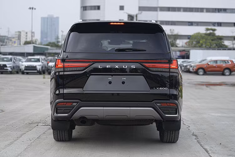 Đuôi xe LX600 cho cái nhìn vững chãi, bệ vệ. Dải đèn LED to bản, nối liền hai cụng đèn theo chiều ngang, là xu hướng thiết kế của ngành xe trong những năm gần đây. Điểm nhấn đáng chú ý là logo chữ L quen thuộc được thay thế bằng dòng chữ L E X U S. Mâm xe đa chấu 22 inch dành riêng cho phiên bản Ultra Luxury.