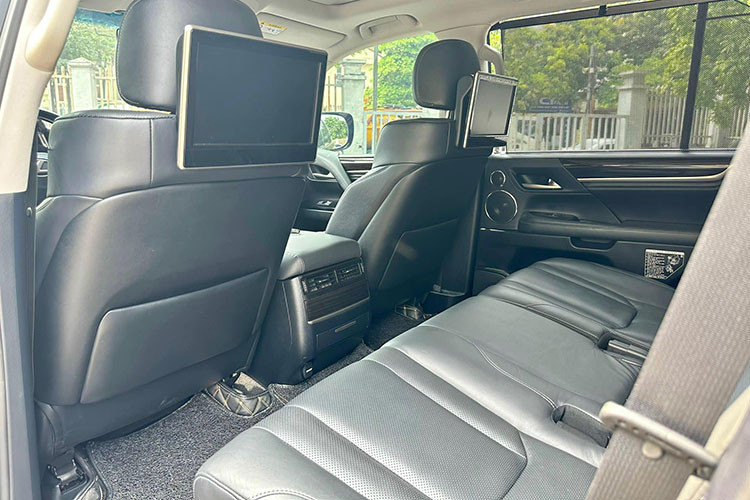 Xe sử dụng dàn âm thanh 25 loa cao cấp đến từ Mark Levison nổi tiếng. Điểm đặc biệt và đắt giá nhất trên phiên bản Ultra Luxury là hàng ghế thứ hai được thiết kế hạng thương gia, dành cho những ông chủ thực thụ, kèm theo đó là hai màn hình giải trí cỡ lớn được gắn phía trước...