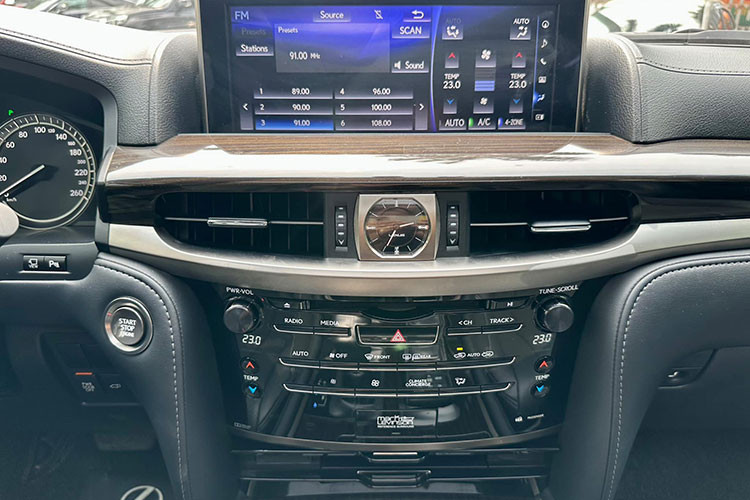 Hệ thống thông tin giải trí sử dụng hai màn hình cảm ứng đi kèm hệ điều hành mới nhất do Lexus phát triển. Màn hình 7 inch phía trên dùng để theo dõi các thông tin về xe và điều khiển hệ thống điều hòa. Màn hình giải trí phía dưới rộng 12,3 inch có thể điều khiển bằng giọng nói. Màn hình này tích hợp định vị GPS, camera 360 toàn cảnh và phát nhạc.