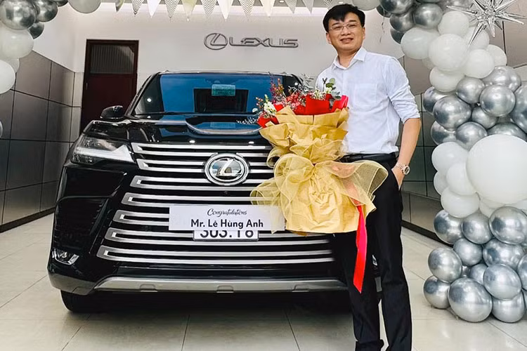 Hình ảnh Lexus LX600 của Shark Lê Hùng Anh vừa được chia sẻ cho thấy, anh đi nhận bàn giao chiếc xe SUV hạng sang Lexus LX600 tiền tỷ trong trang phục rất đơn giản với áo sơ mi trắng, quần tây đen, chẳng khác gì mấy chàng trai thư sinh, có người còn đùa, anh mặt đồ giống tài xế.