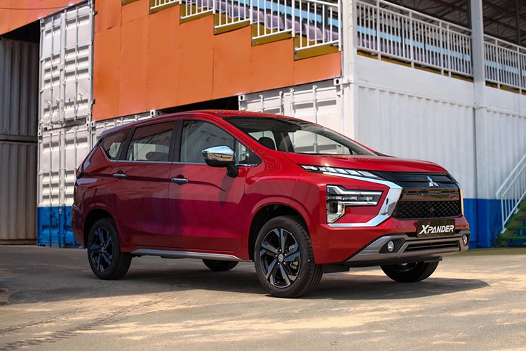  Mitsubishi Xpander: 2.422 xe Mitsubishi Xpander tiếp tục giữ vững vị thế dẫn đầu top ôtô bán chạy nhất Việt Nam với 2.422 xe bàn giao đến tay khách hàng, tăng 13,7% theo tháng. Lũy kế 11 tháng của năm, doanh số bán xe Xpander đạt 17.509 chiếc, cũng dẫn đầu toàn thị trường.