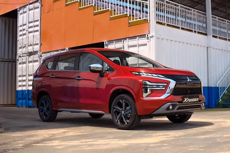  Mitsubishi Xpander: 2.422 xe Mitsubishi Xpander tiếp tục giữ vững vị thế dẫn đầu top ôtô bán chạy nhất Việt Nam với 2.422 xe bàn giao đến tay khách hàng, tăng 13,7% theo tháng. Lũy kế 11 tháng của năm, doanh số bán xe Xpander đạt 17.509 chiếc, cũng dẫn đầu toàn thị trường.