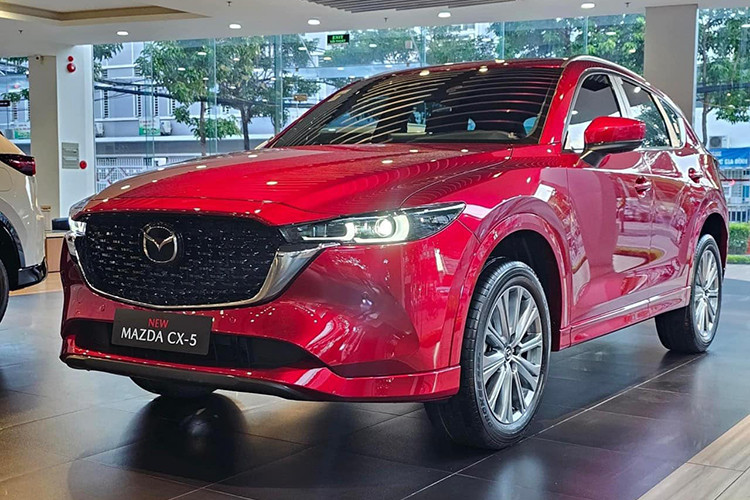  Mazda CX-5: 2.408 xe Vị trí thứ 2 vẫn thuộc về Mazda CX-5 với doanh số đạt 2.408 xe, tăng 20% so với kết quả 2.008 xe ở tháng trước. Nhằm duy trì sức hút và giữ vững phong độ cho CX-5 trong tháng "chốt" năm, nhà phân phối Thaco đang áp dụng ưu đãi giảm 20 triệu đồng dành cho khách mua xe. Nhờ đó, đưa giá xe Mazda CX-5 trở về khởi điểm chỉ từ 729 triệu đồng.