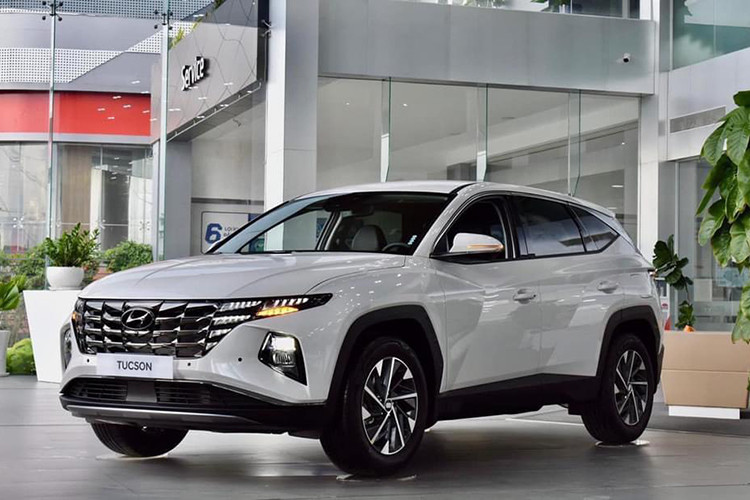  Hyundai Tucson: 1.584 xe Với 1,584 xe bán ra trong tháng 11, Hyundai Tucson tăng mạnh doanh số 183,8% so với tháng trước (558 xe). Điều này giúp mẫu xe của Hyundai quay trở lại top 10 sau thời gian dài vắng bóng với vị trí thứ 8. Doanh số luỹ kế của Hyundai Tucson trong 11 tháng đầu năm đạt 5.671 xe. 