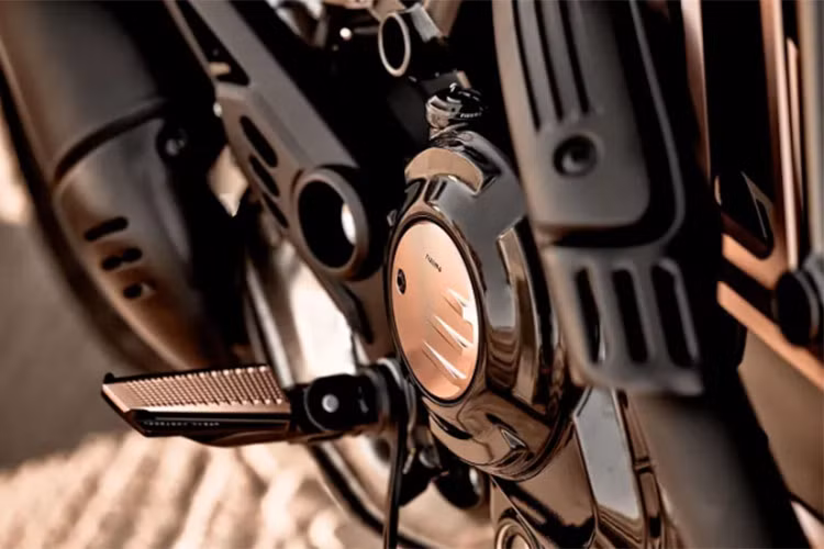 Đồng hồ điều khiển xe loại TFT-LCD cỡ 4.3 inch, có tùy chọn chế độ đa phương tiện của Ducati và có kết nối Bluetooth với điện thoại thông minh của lái xe.