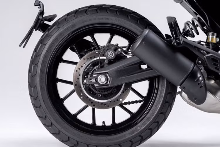 Vành bánh xe lớn 18-inch ở phía trước đi kèm với lốp cỡ 110/80, còn vành phía sau cỡ 17-inch với lốp cao su cỡ 180/55. Xe có hai chế độ lái Đường thường (Road) và Thể thao (Sport). Trên xe có hệ thống kiểm soát bám đường 4 cấp độ.